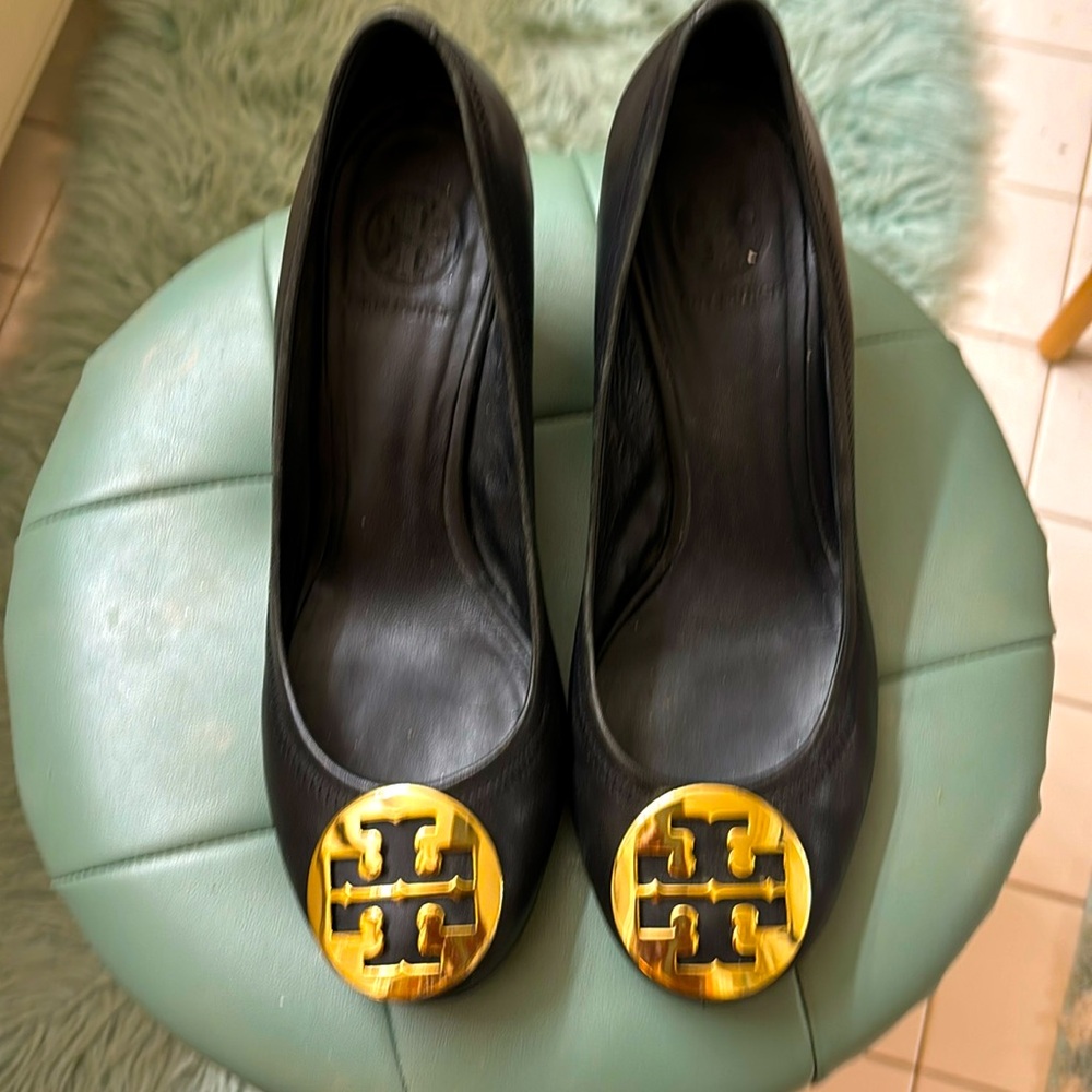 TORY BURCH  Chelsea 65mm Wedge 🖤 Black Leather  and Gold Hardware 💛 Size 9 ⚡️